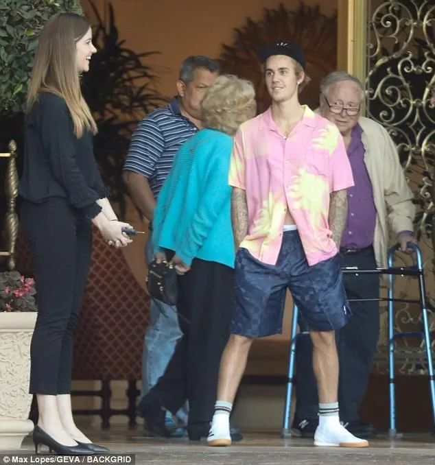 Justin Bieber φλέρταρε με άγνωστη κοπέλα