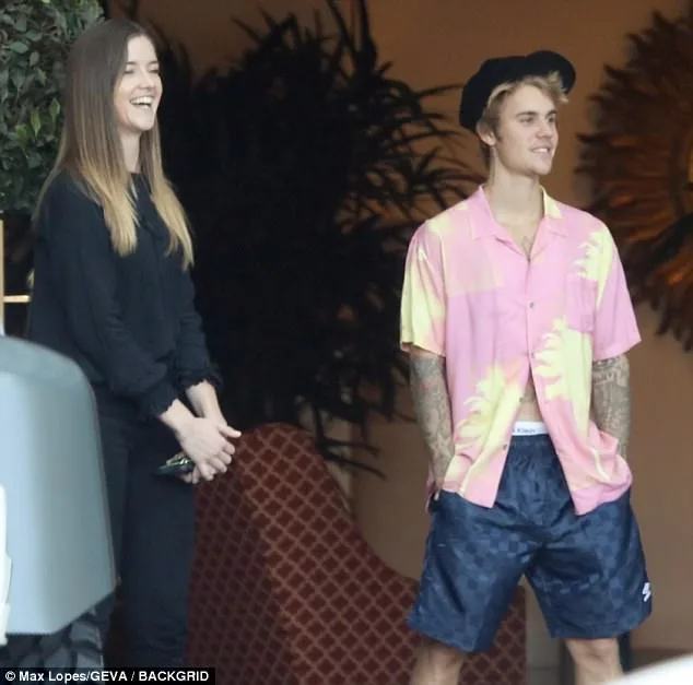 Justin Bieber φλέρταρε με άγνωστη κοπέλα