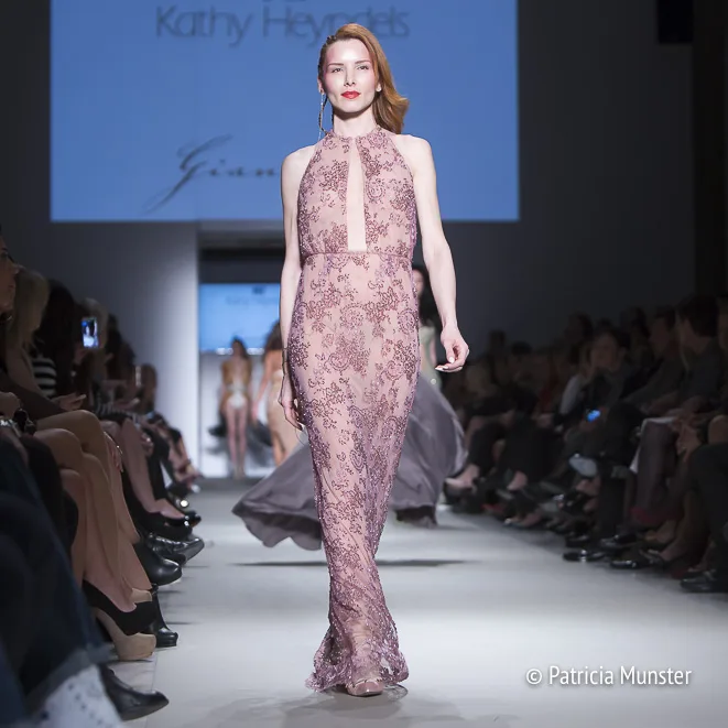 Η Τζώρτζια Βαϊνά σε επίδειξη μόδας Kathy Heyndels.