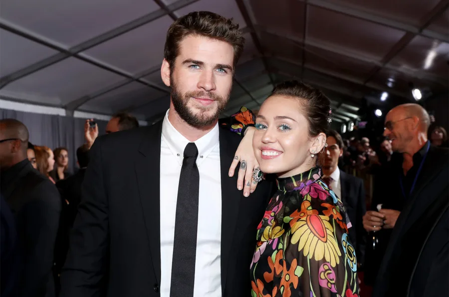 Ο Liam Hemsworth και η Miley Cyrus σε επίσημη εκδήλωση.