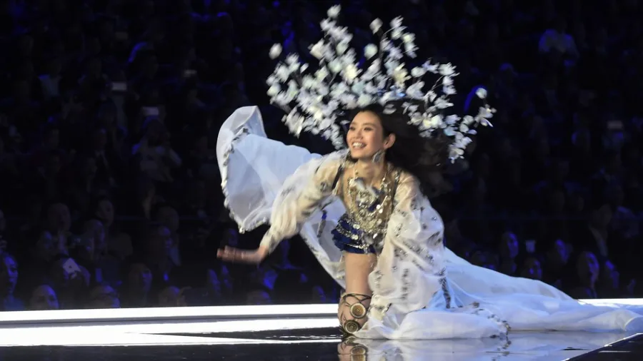 μοντέλο της Victoria's Secret έπεσε στη πασαρέλα