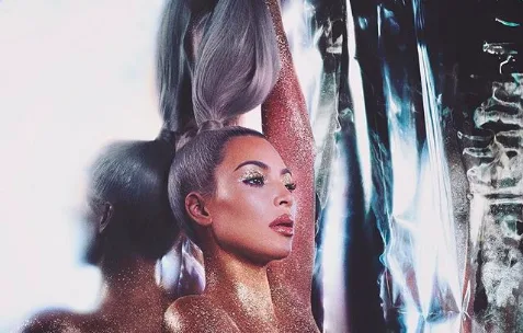 Η Kim Kardashian καλυμμένη με χρυσό γκλίτερ για τη σειρά καλλυντικών της.