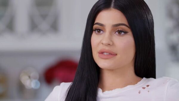 Kylie Jenner: Δείτε τις αινιγματικές φωτογραφίες με το μονόπετρο που ανέβασε