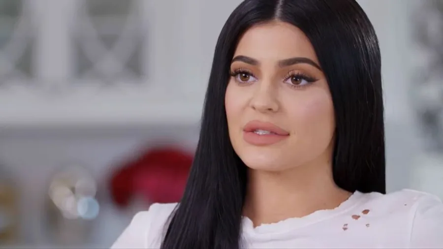 Η Kylie Jenner σε κοντινό πλάνο με μαύρα μαλλιά και λευκή μπλούζα.