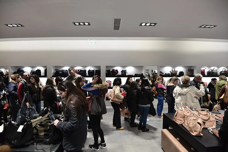Πλήθος κόσμου σε κατάστημα με τσάντες κατά τη διάρκεια της Black Friday.