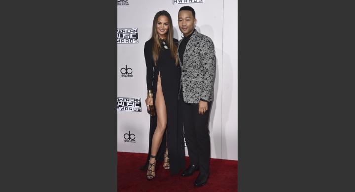 Η Chrissy Teigen και ο John Legend στα American Music Awards.
