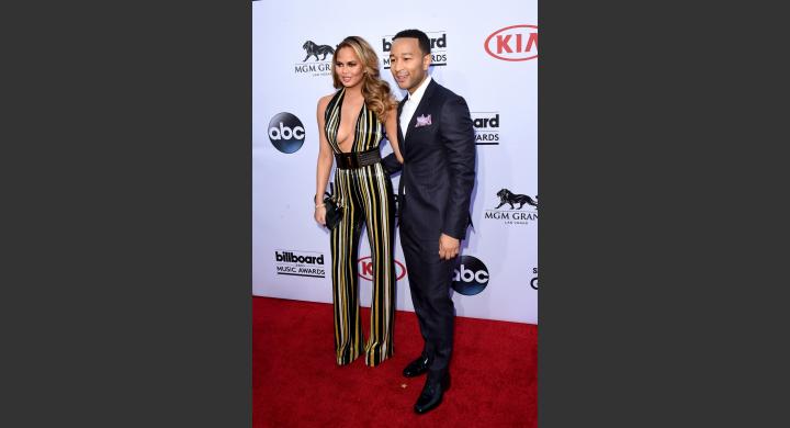 Η Chrissy Teigen και ο John Legend σε κόκκινο χαλί.