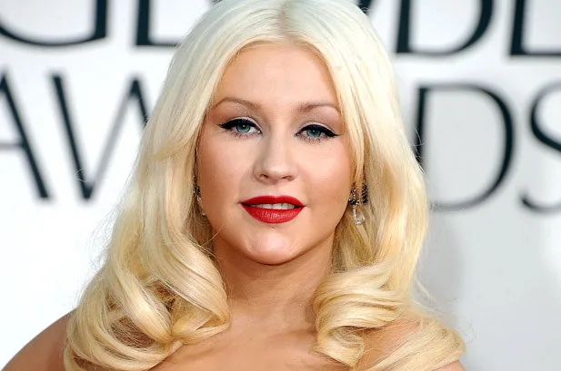 Η Christina Aguilera με ξανθά μαλλιά και κόκκινο κραγιόν.