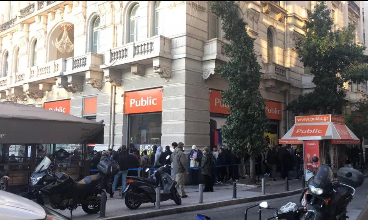 Ουρά καταναλωτών έξω από κατάστημα Public την Black Friday.