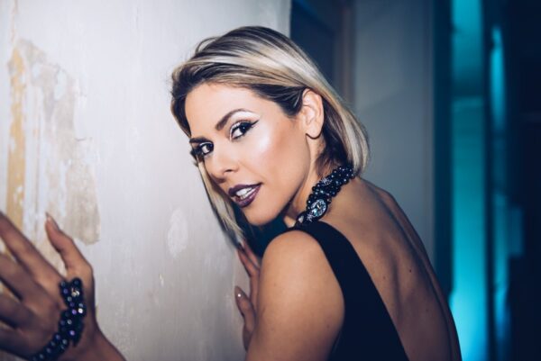 Πώς η fashion blogger Elena Galifa ξεπέρασε την ακμή ενηλίκων
