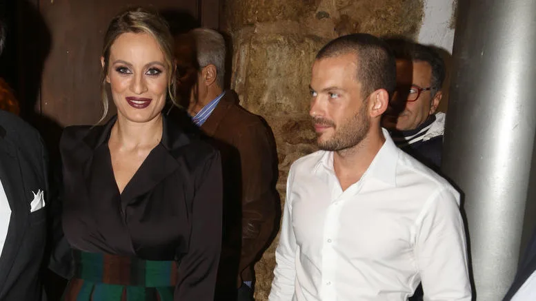 Η Ελεονώρα Μελέτη σε βραδινή έξοδο με μαύρο σατέν πουκάμισο.