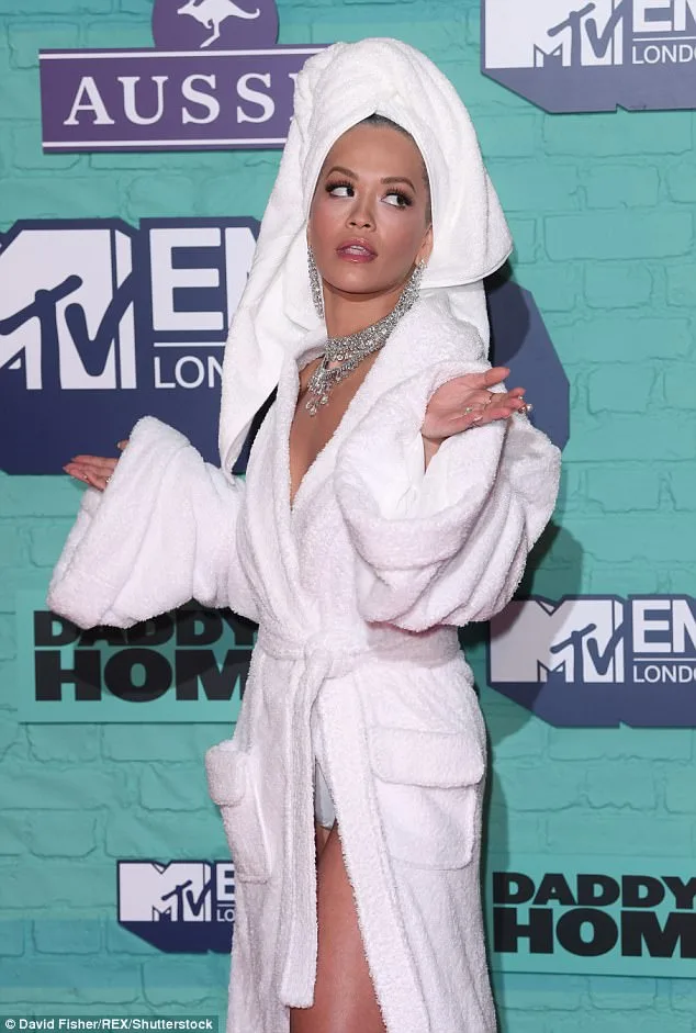 Η Rita Ora με λευκό μπουρνούζι και πετσέτα στο κεφάλι στα MTV EMA.