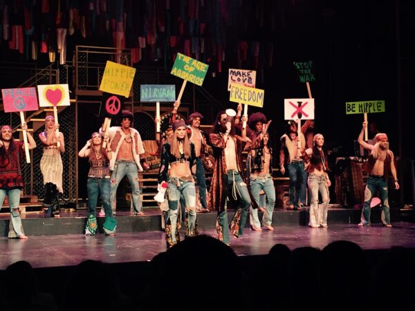 Πήγαμε στην πρεμιέρα του Hair The Musical και υπάρχουν (τουλάχιστον) 5 λόγοι για να το δεις κι εσύ!