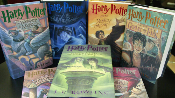Δες τα 4 διαφορετικά σετ εξωφύλλων του Harry Potter που δεν κυκλοφόρησαν ποτέ!
