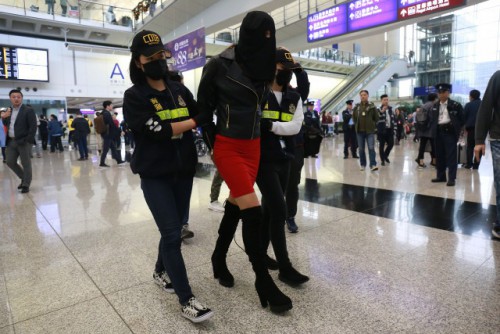 Σύλληψη 19χρονου μοντέλου στο αεροδρόμιο του Χονγκ Κονγκ.
