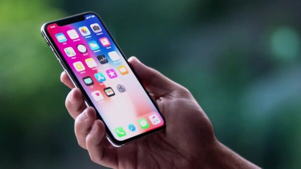 Νεαρός πούλησε τη θέση του στην ουρά για το iPhone X!