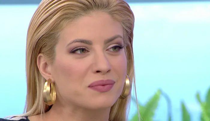 Η Ευαγγελία Αραβανή σε κοντινό πλάνο κατά τη διάρκεια τηλεοπτικής συνέντευξης.