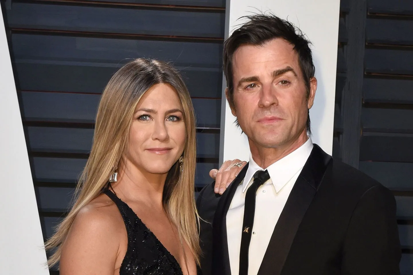 Η Jennifer Aniston και ο Justin Theroux σε επίσημη εμφάνιση στο κόκκινο χαλί.
