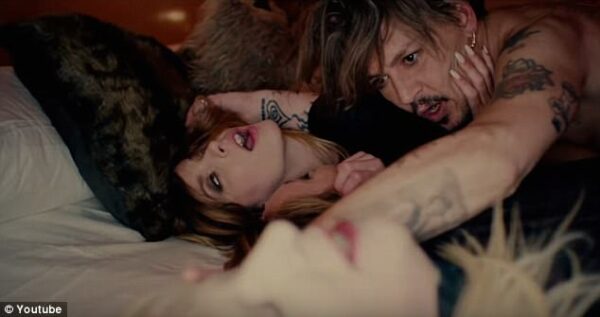 Johnny Depp: Σε ομαδικό όργιο με καλλονές για το νέο video clip του Marilyn Manson!