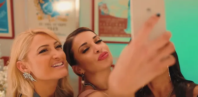 Η Ελένη Χατζίδου και η Ιωάννα Τούνη βγάζουν selfie.