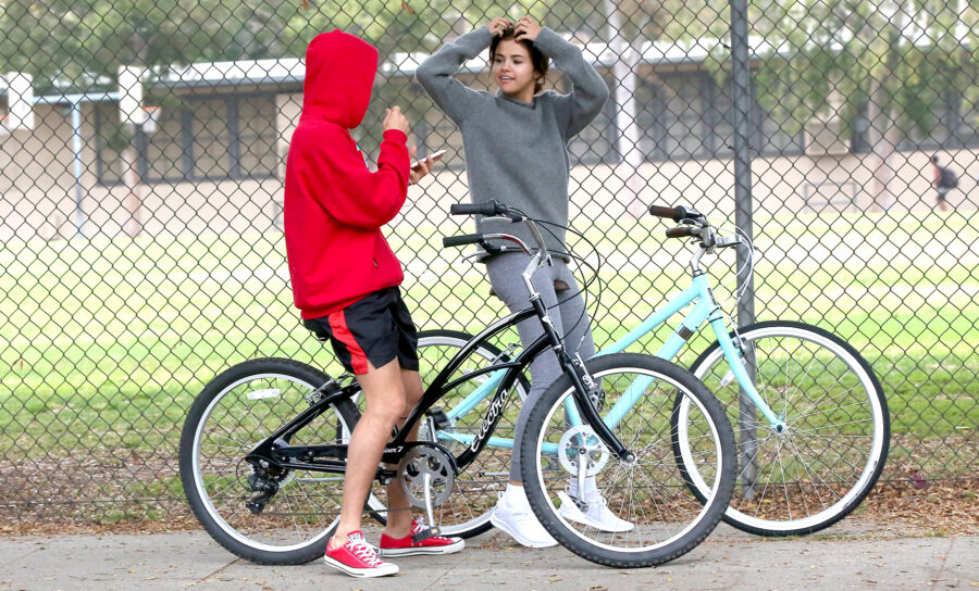 Ο Justin Bieber και η Selena Gomez σε βόλτα με ποδήλατα.