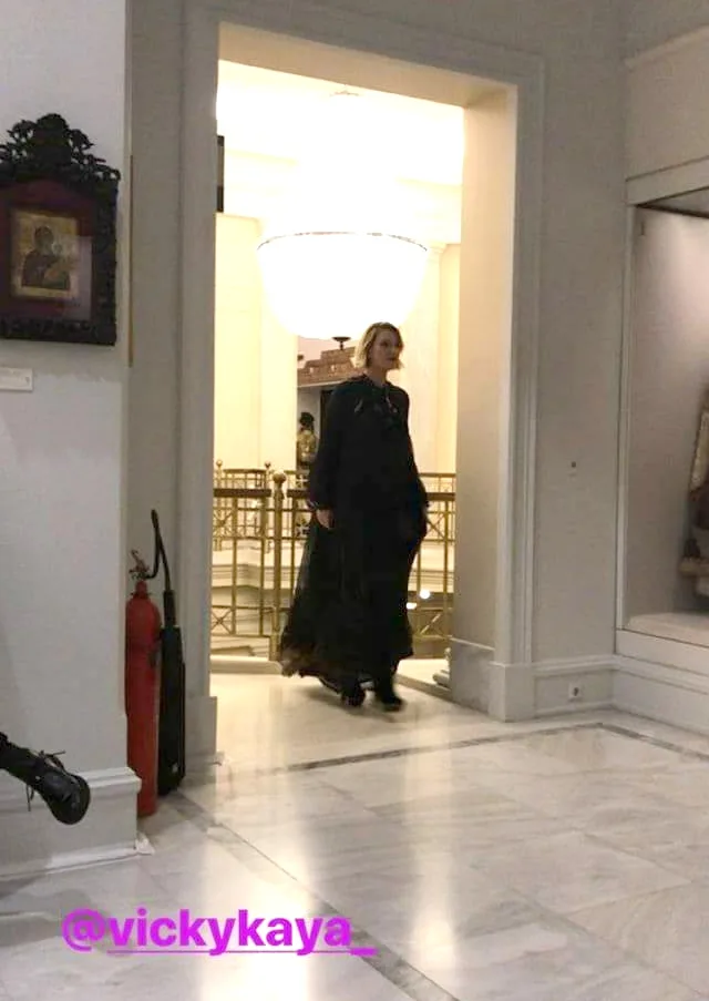 Η Βίκυ Καγιά με μαύρο φόρεμα σε πασαρέλα στο Μουσείο Μπενάκη.