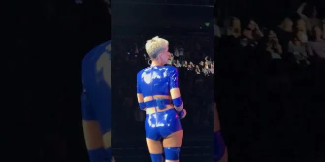 Η Katy Perry με μπλε στολή σε συναυλία