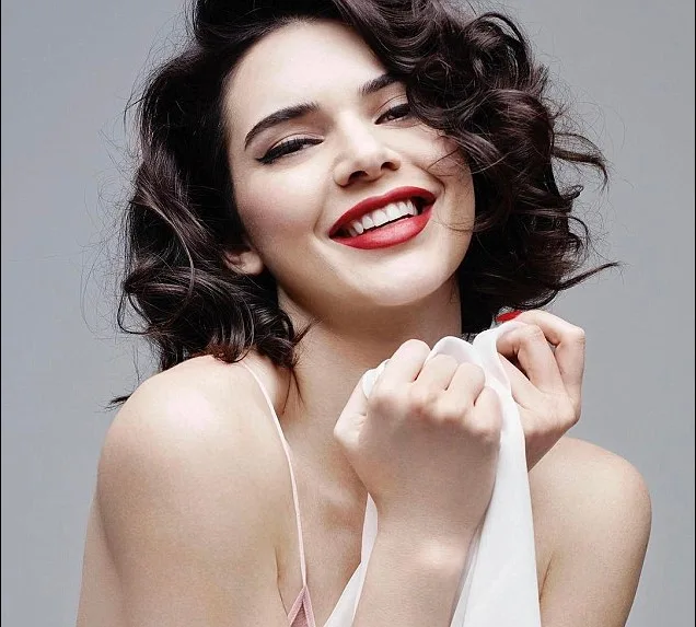 Η Kendall Jenner με σγουρά μαλλιά και κόκκινο κραγιόν.
