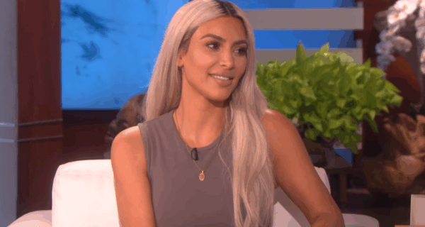 Η Kim Kardashian εξήγησε τον λόγο που δεν μπορεί να μιλήσει για την εγκυμοσύνη της Khloe και της Kylie