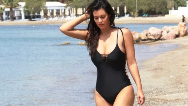 Μαρία Κορινθίου: Η topless εμφάνιση επί σκηνής, οι δηλώσεις & τα σχόλια της μετά την πρεμιέρα
