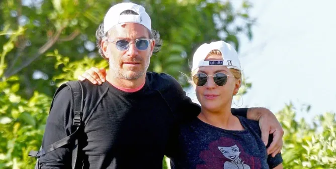 Η Lady Gaga και ο Christian Carino με λευκά καπέλα και γυαλιά ηλίου.