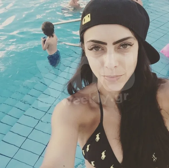 Η σύντροφος του Λευτέρη Χατζηιωάννου σε πισίνα.