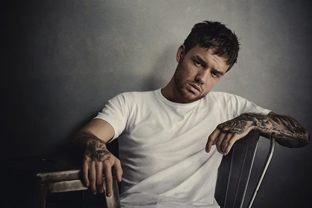 Ο Liam Payne ποζάρει καθισμένος σε καρέκλα