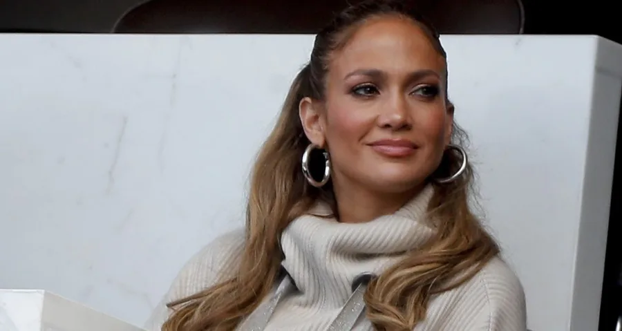 Η Jennifer Lopez με μπεζ ζιβάγκο και κρίκους.