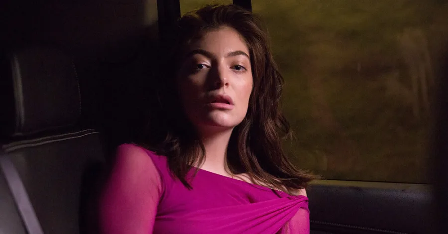 Η Lorde μέσα σε αυτοκίνητο