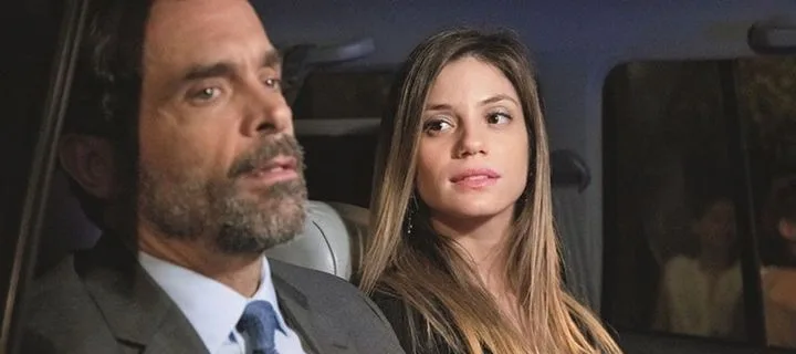 Ο Κωνσταντίνος Μαρκουλάκης και μια γυναίκα μέσα σε αυτοκίνητο.