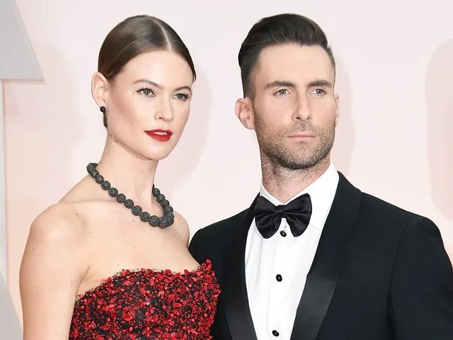 Ο Adam Levine και η Behati Prinsloo σε επίσημη εμφάνιση.