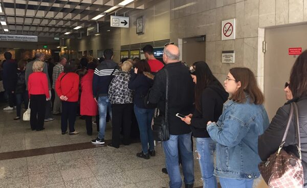 Από λιποθυμίες μέχρι και… δαγκωνιές στις ουρές για το ηλεκτρονικό εισιτήριο (βίντεο)