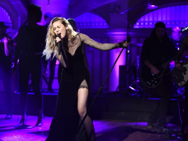 Η Miley Cyrus παρουσίασε τα νέα τραγούδια της στο «Saturday Night Live»
