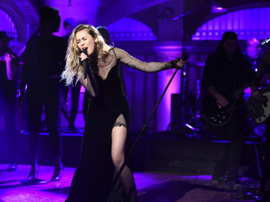 Η Miley Cyrus τραγουδάει ζωντανά στη σκηνή του Saturday Night Live.