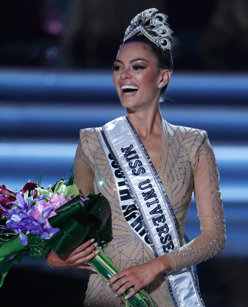 Η Ντέμι Λάι Νελ Πίτερς στέφεται Miss Universe 2017