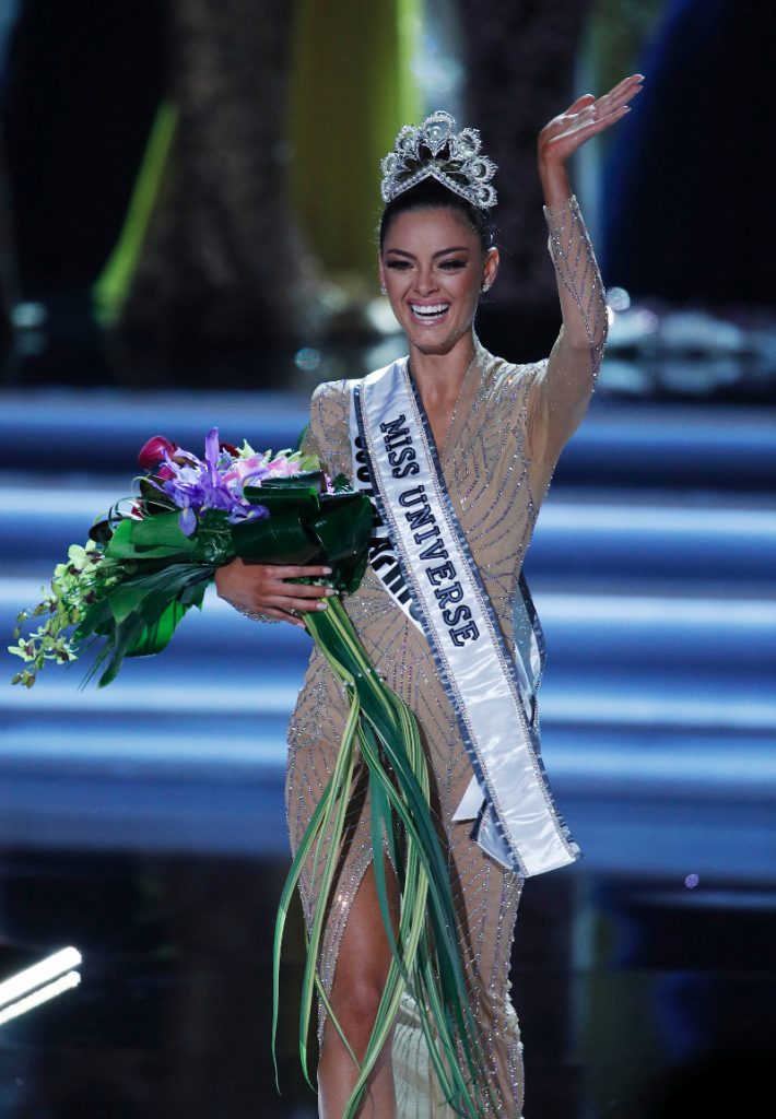 Η Ντέμι Λάι Νελ Πίτερς στέφεται Miss Universe 2017.