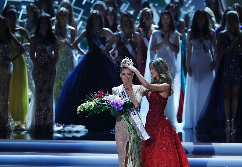 Η Ντέμι Λάι Νελ Πίτερς στέφεται Miss Universe 2017 στο Λας Βέγκας.