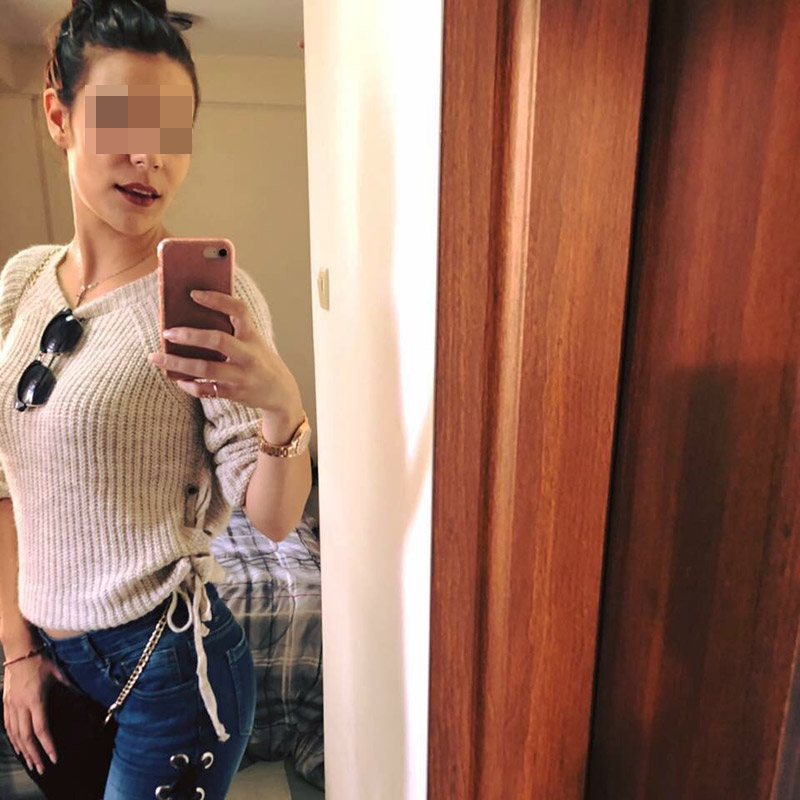 Νεαρή γυναίκα βγάζει selfie στον καθρέφτη.