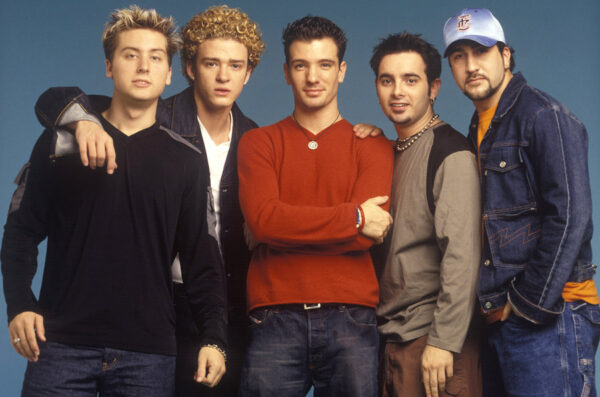 Οι NSYNC (ναι, το boy band των 90s) εμφανίστηκαν από το πουθενά και κυκλοφόρησαν μια σειρά Χριστουγεννιάτικων ρούχων!
