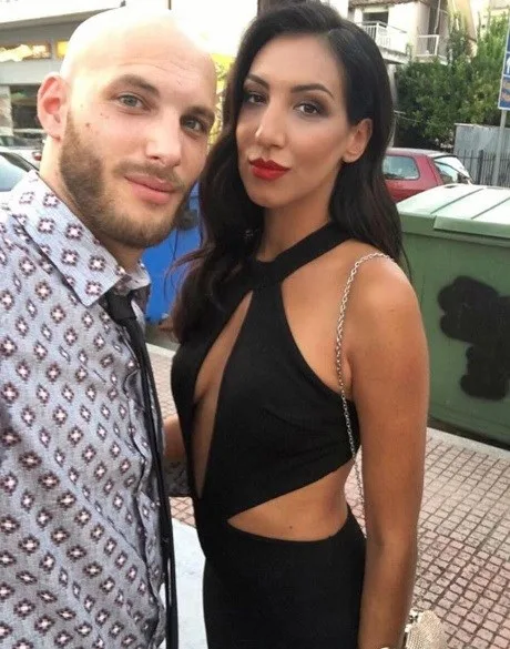 Η Σοφία από το My Style Rocks με τον σύντροφό της σε εξωτερικό χώρο.