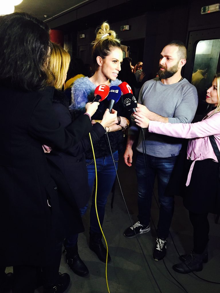 Η Ντορέττα Παπαδημητρίου παραχωρεί δηλώσεις σε δημοσιογράφους.