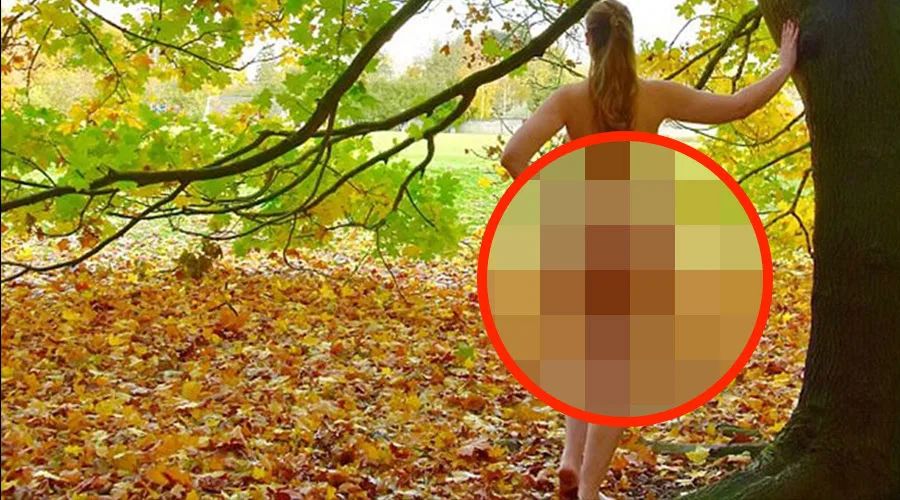 Η Vita ποζάρει γυμνή δίπλα σε μια βελανιδιά σε φθινοπωρινό τοπίο.