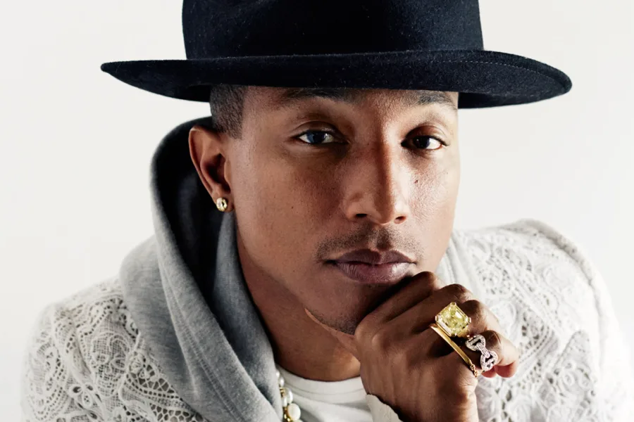 Ο Pharrell Williams με μαύρο καπέλο και κοσμήματα.