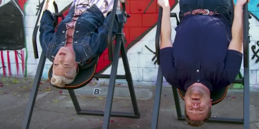 Η Pink και ο James Corden κρέμονται ανάποδα σε ειδικά μηχανήματα.